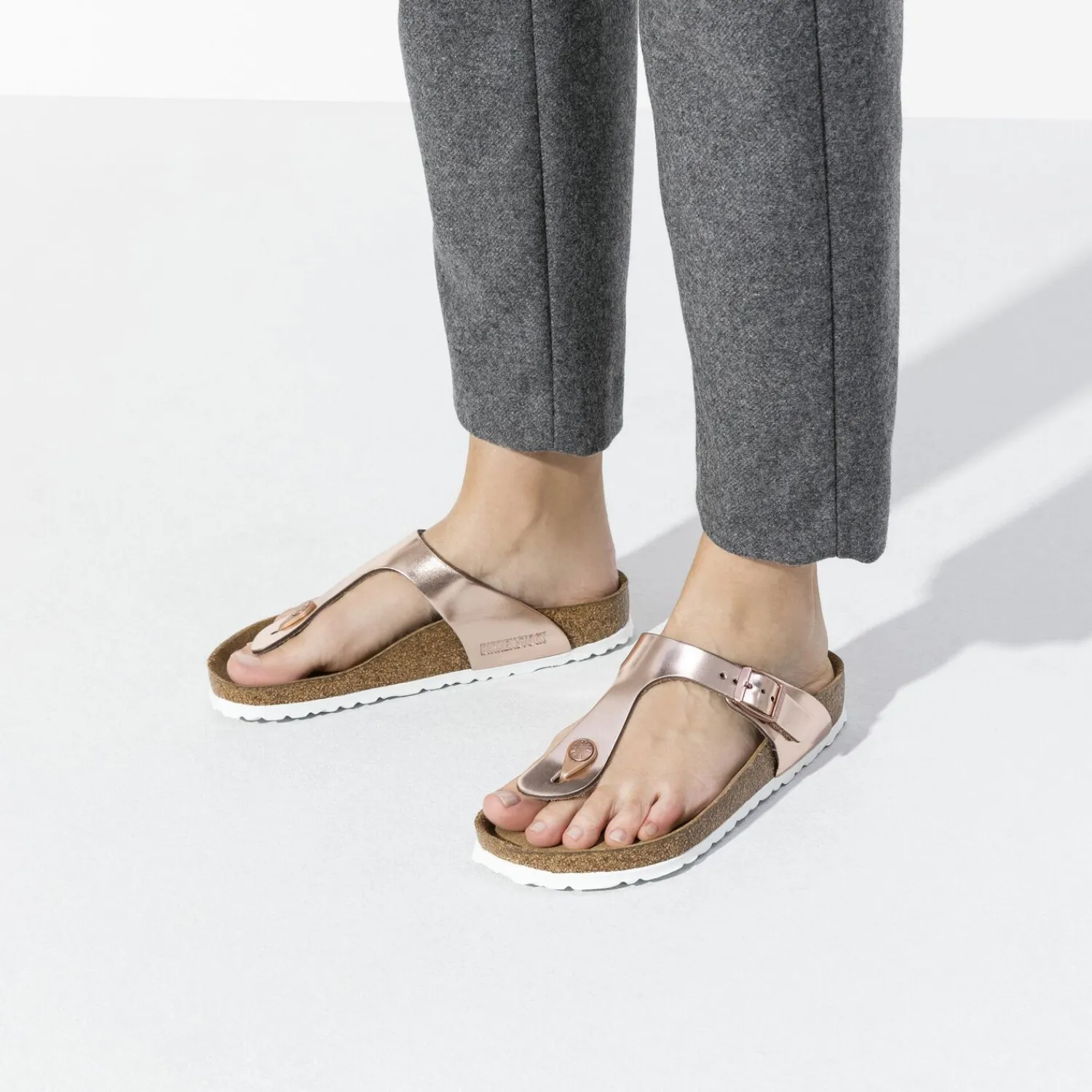 Shop Birkenstock Gizeh Lit De Pied Souple Metallic Copper